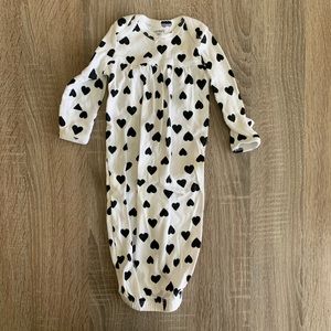 Newborn black hearts on white, sleep gown